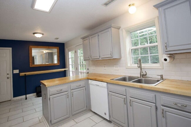 Building Photo - Charming 3 Bedroom, 2,5 Bath home with hug...