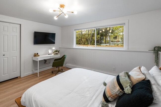 Building Photo - Stylish & Turnkey Furnished 2-BR Daylight Basement Apartment – Utilities + Wi-Fi Included