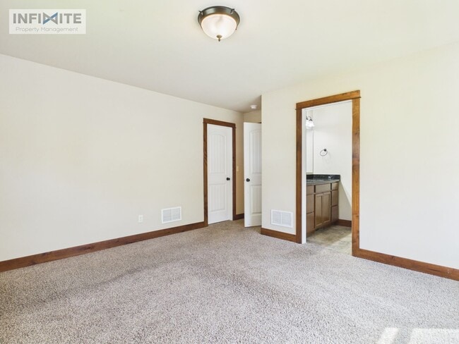 Building Photo - 895 Longbow Ln