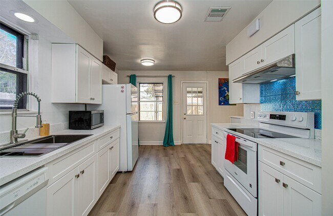 Building Photo - 5926 Ettrick Dr