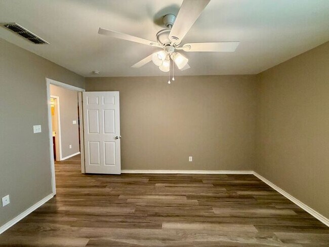 Building Photo - 2 Bedroom, 2 Bathroom Duplex!