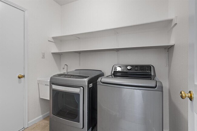 Building Photo - 100 Parque Cir