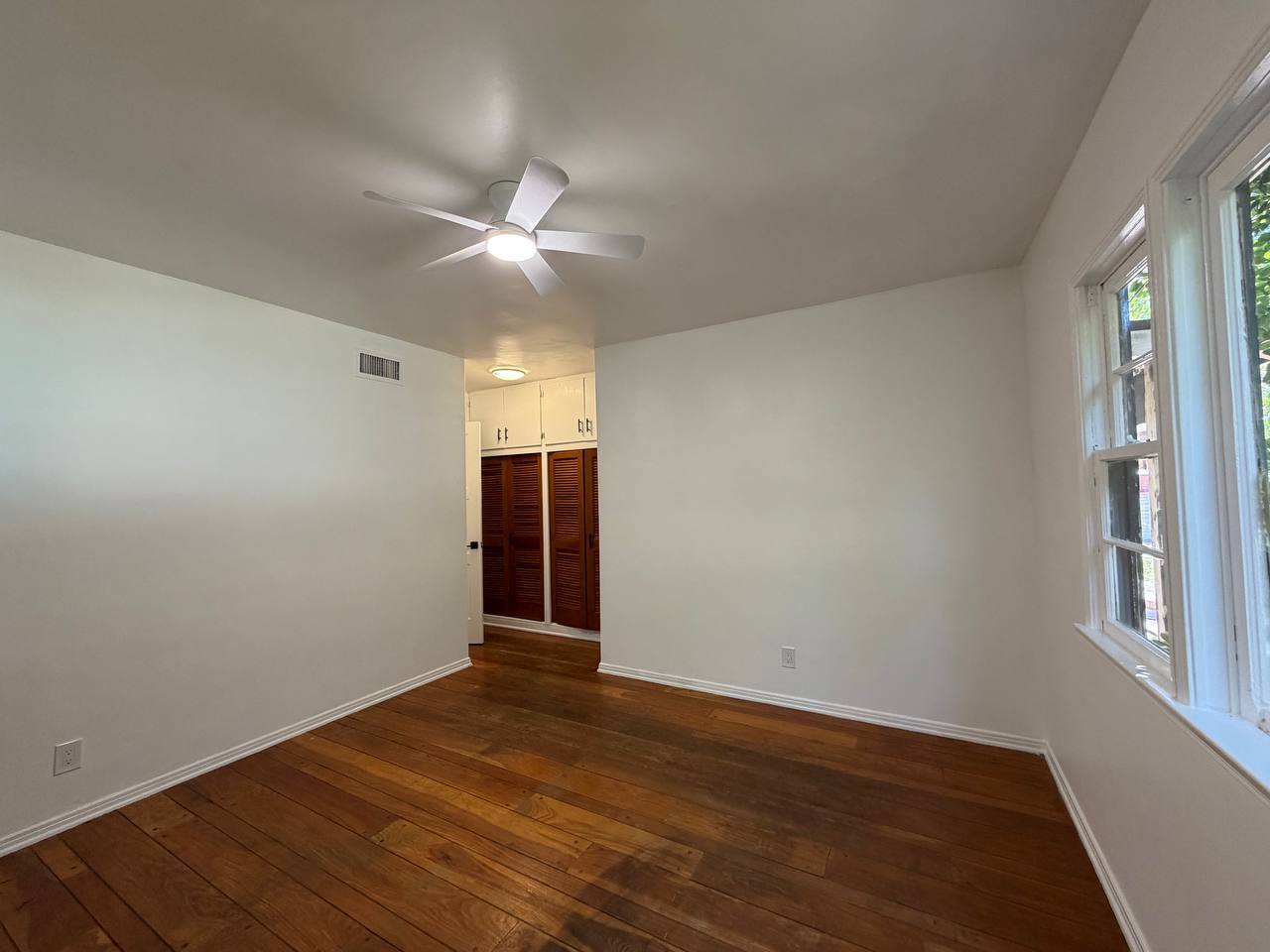 Building Photo - 13422 Oxnard St