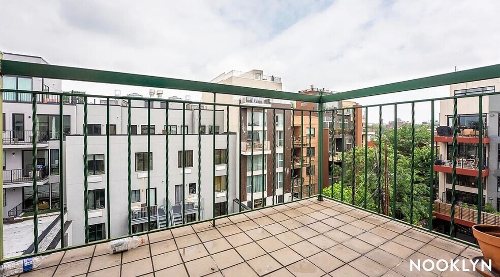 Building Photo - 52 Monitor St