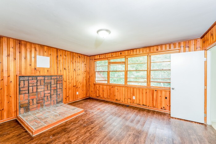 Building Photo - 825 Park Dr