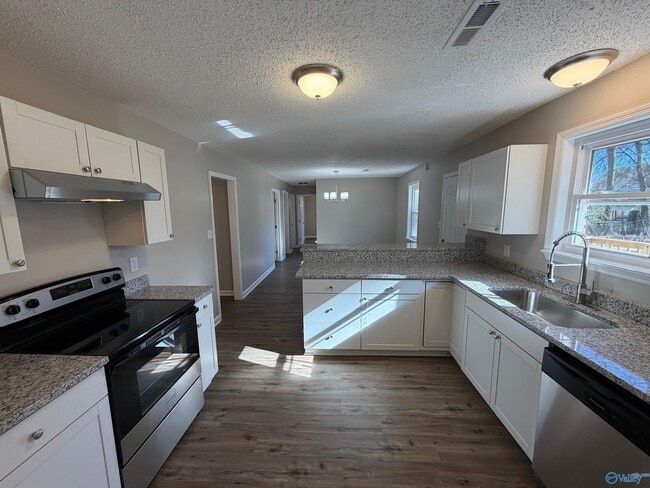 Building Photo - 117 Lucille Dr SW