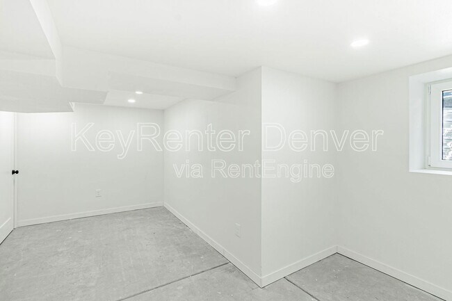 Building Photo - 421 Stuart St