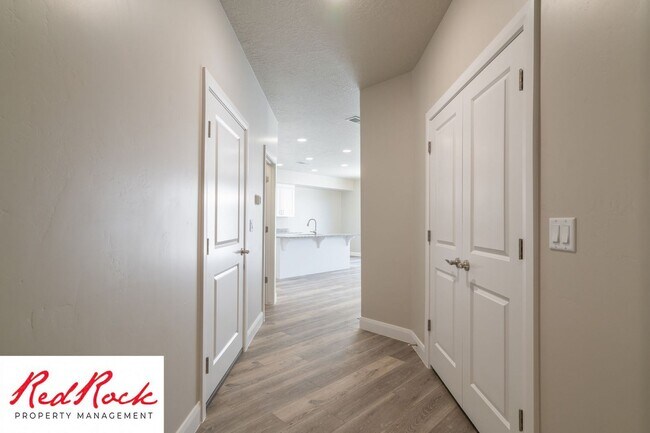 Building Photo - Stunning 4 Bedroom Townhome in Hurricane Heights