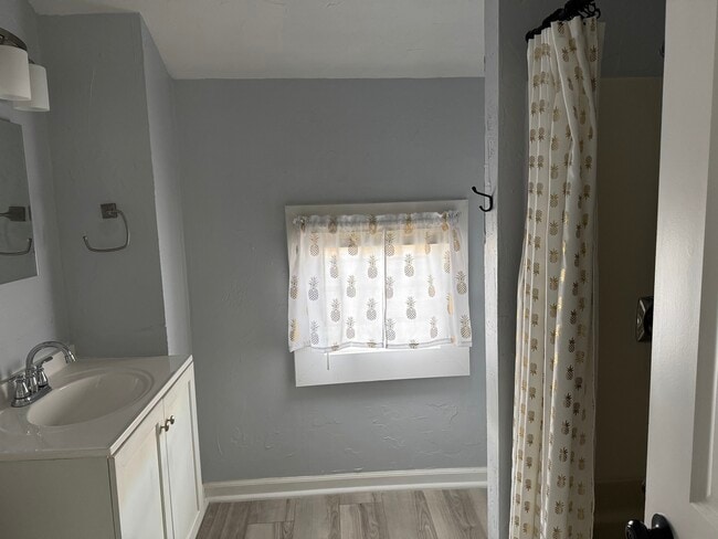 Building Photo - 6th/Grant upper