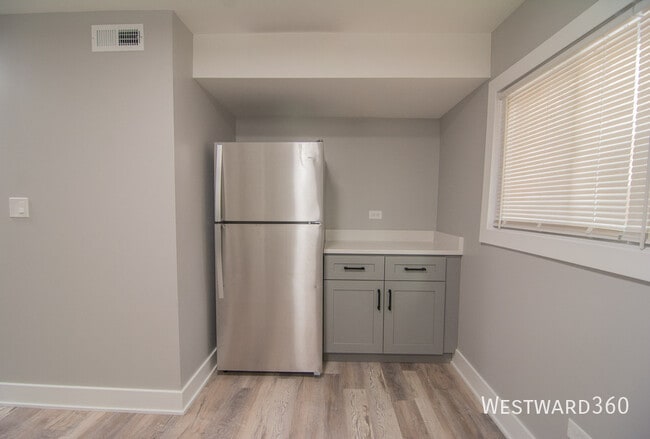 Building Photo - 6141 N Hermitage Ave