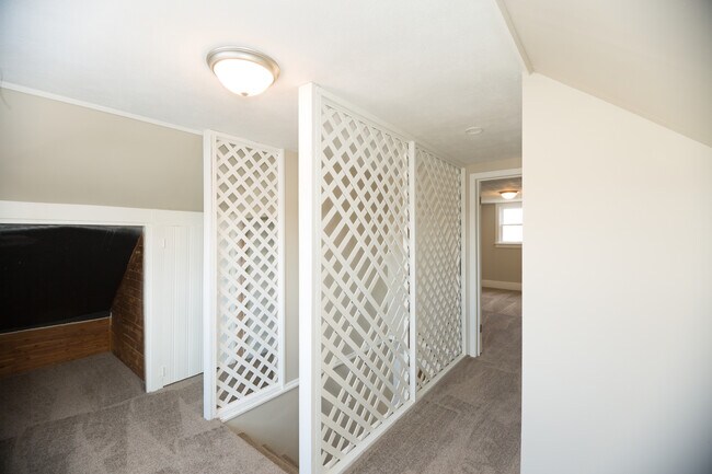 Building Photo - 3 potential 4 bedroom in desirable Beech G...