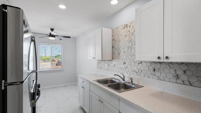 Building Photo - 243 San Jacinto Dr