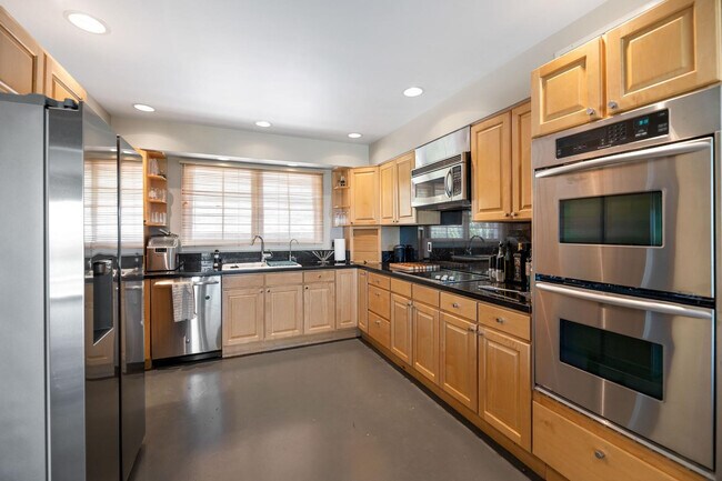 Building Photo - 5526 Camelback Canyon Dr