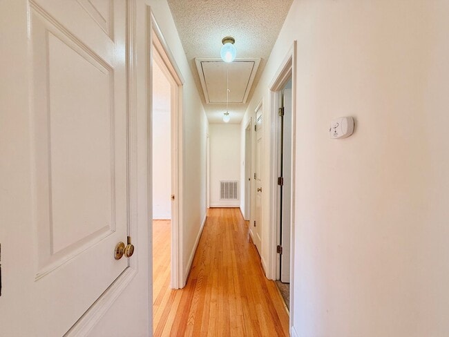 Building Photo - Charming 3 Bedroom Home for Rent!