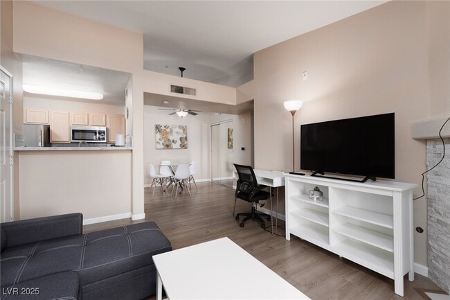 Building Photo - 950 Seven Hills Dr