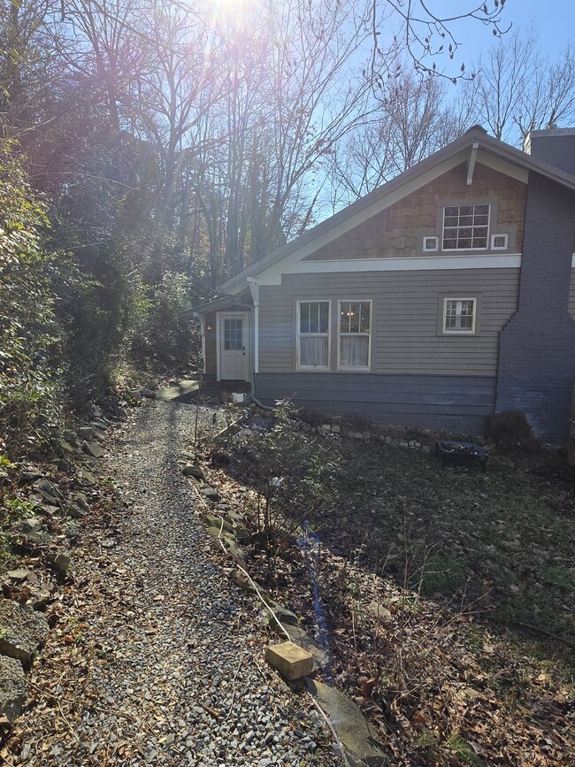 Building Photo - Charming 2-Bedroom Retreat on Tennessee Av...