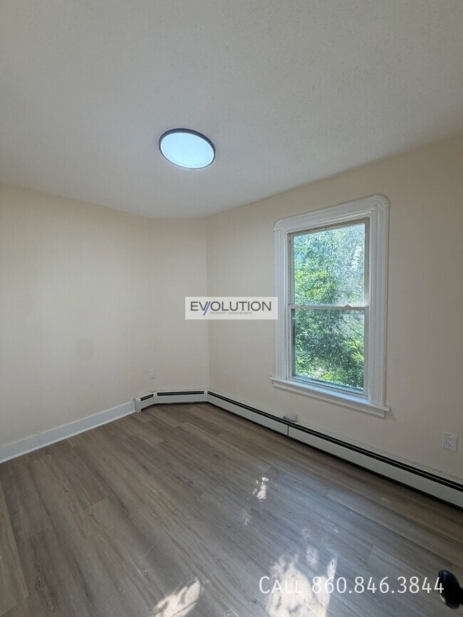 Building Photo - 906-908 Park St-3W
