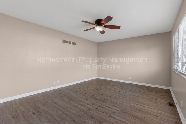 Building Photo - 560 Falcon Dr