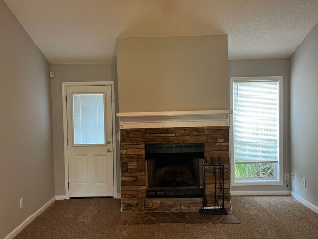 Building Photo - Off Hunter Rd! New Flooring and New Paint