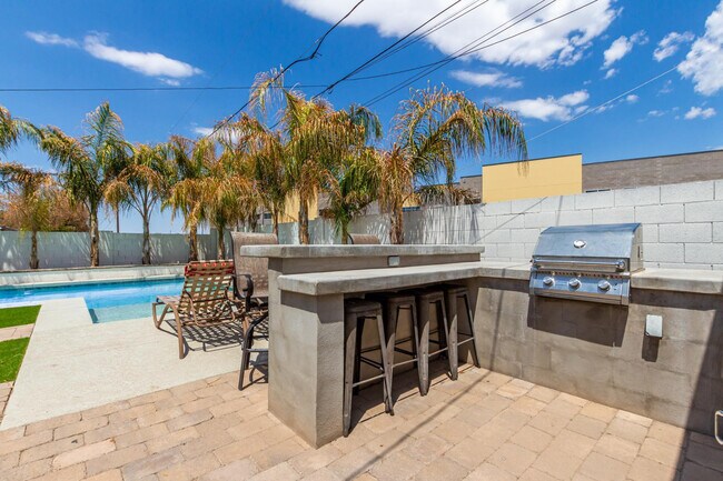 Building Photo - 1100 W 12th St