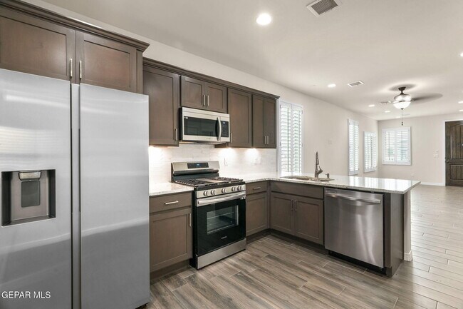 Building Photo - 14735 Pebble Hills Blvd