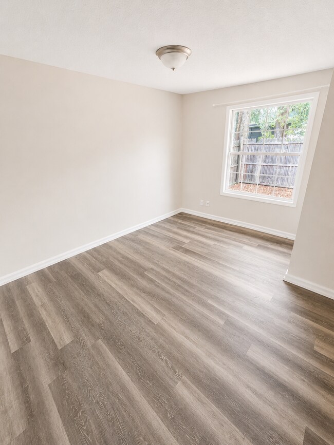 Building Photo - Tons of Living Space in this 3BR/1BA Zephyrhills Block Home with Large Fenced Yard!