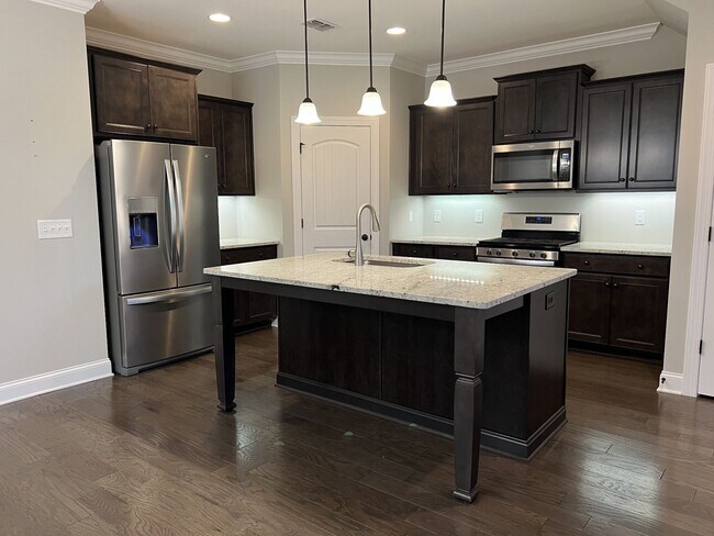 Building Photo - Charming and Convenient Home in Hendersonville