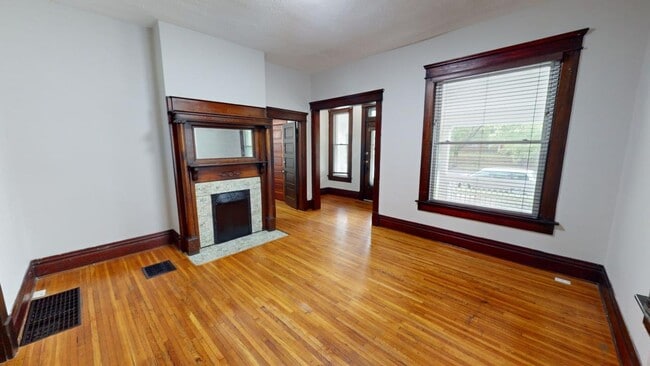 Building Photo - 5 BEDROOMS + 2 FULL BATHROOMS + 5 FREE OFF...