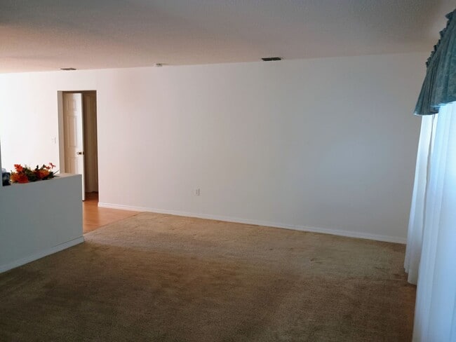 Building Photo - 2 bedroom 2 bathroom home with a screened in porch