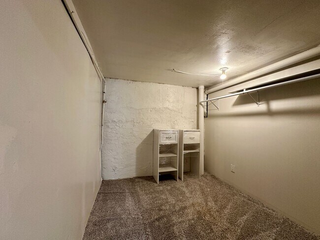 Building Photo - 3 Bedroom 2 Full Bath Renovated Single Fam...