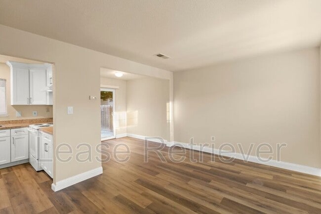 Building Photo - 940 Palm Cir