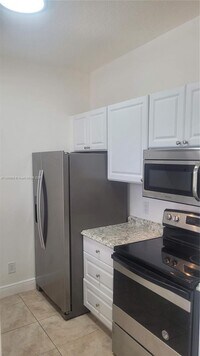 Building Photo - 660 Cypress Club Way