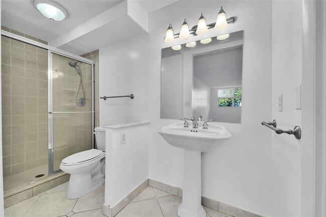 Building Photo - 1239 Hillsboro Mile