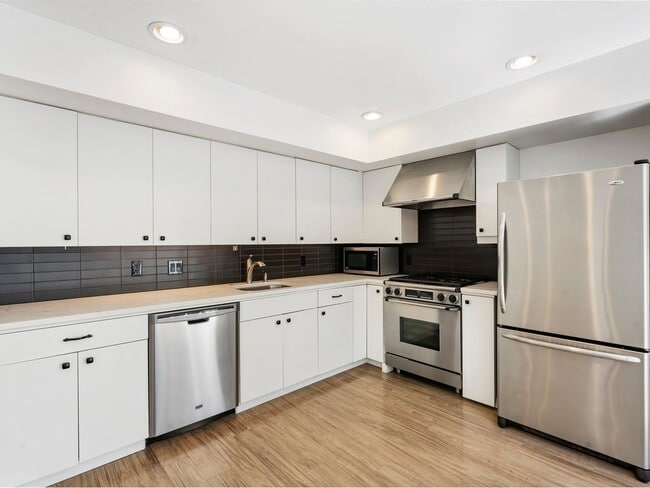 Building Photo - Fully renovated 2 level/2 bed/2 bath pearl...