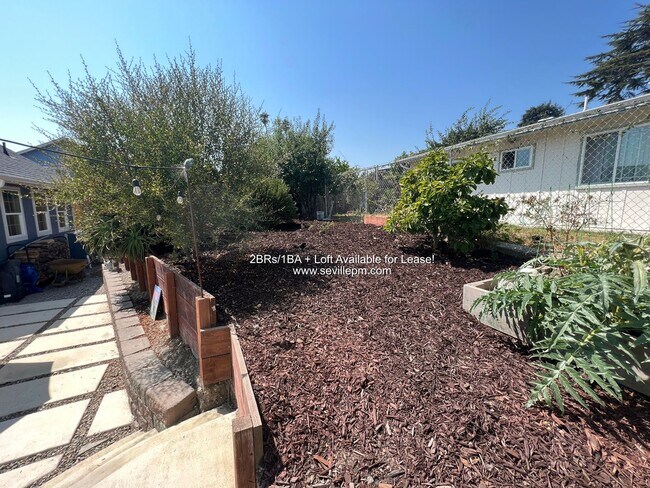 Building Photo - CHARMING 2 BEDROOM /1 BATHROOM HOME W/LOTS...