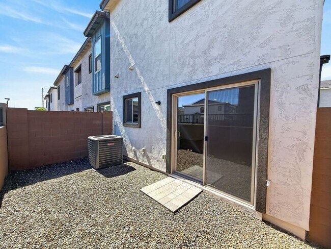 Building Photo - Stunning New 3Beds/2.5Bath Townhome in Phoenix, AZ!