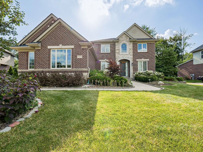 Building Photo - AVAILABLE NOW! Stunning 5-Bedroom Home in ...