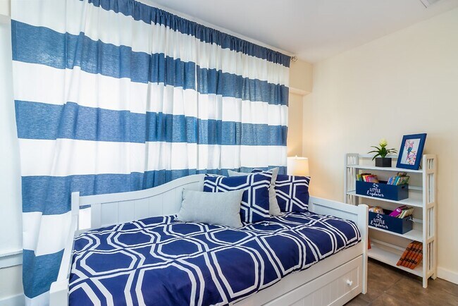 Building Photo - 418 E Myrtle St