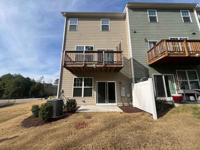 Building Photo - Newly Remodeled 4BD, 2.5BA Durham End Unit...