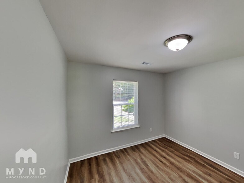 Building Photo - 3604 Oakwood Rd