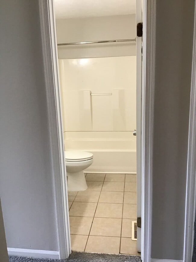 Building Photo - 3 Bed 1.5 Bath Townhome