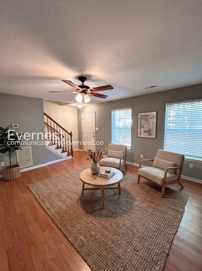 Building Photo - 3 Bed/1.5 Bath Home with Fenced Yard / Available Now!