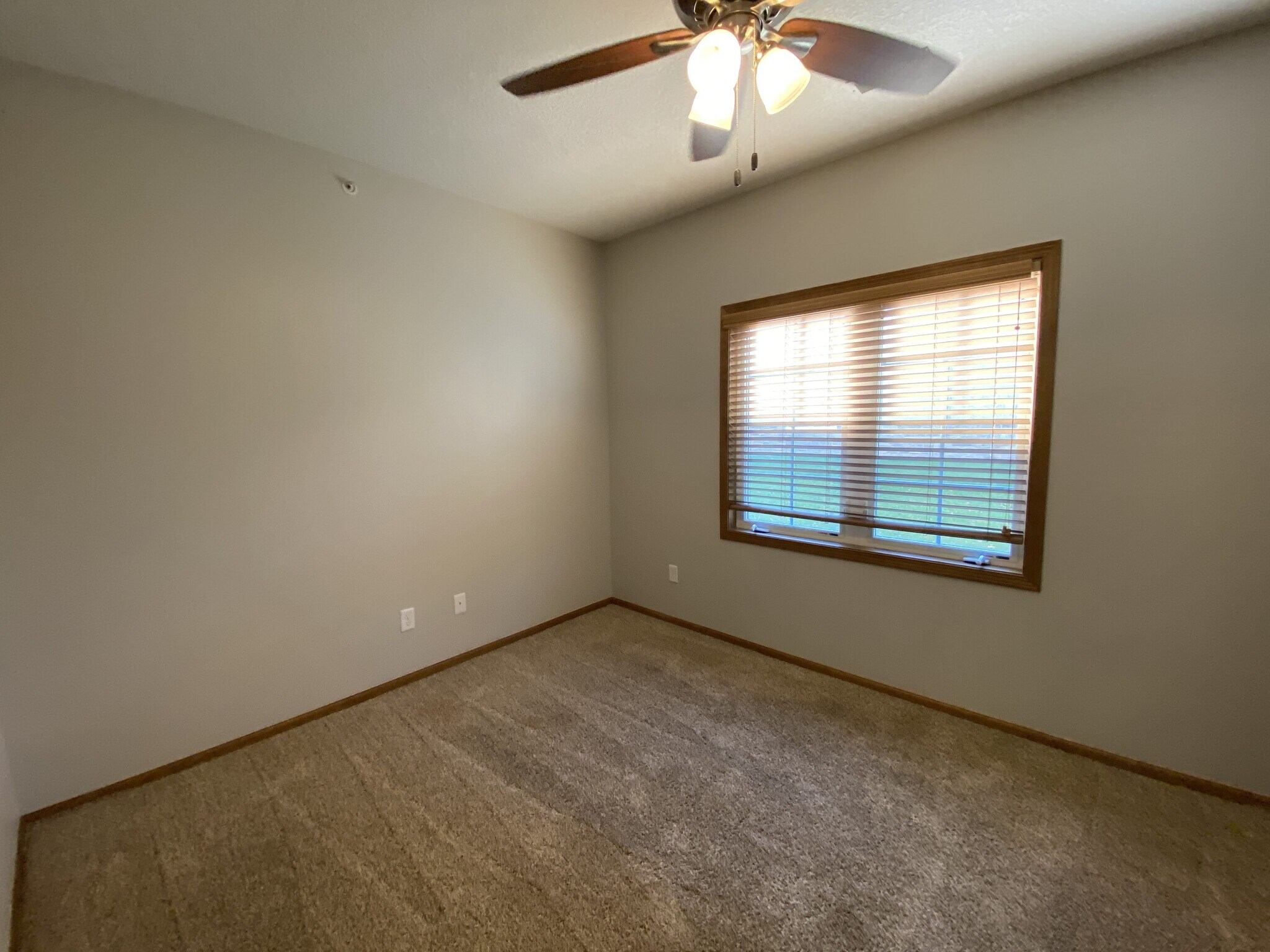 Building Photo - 2000 Meadow Ct