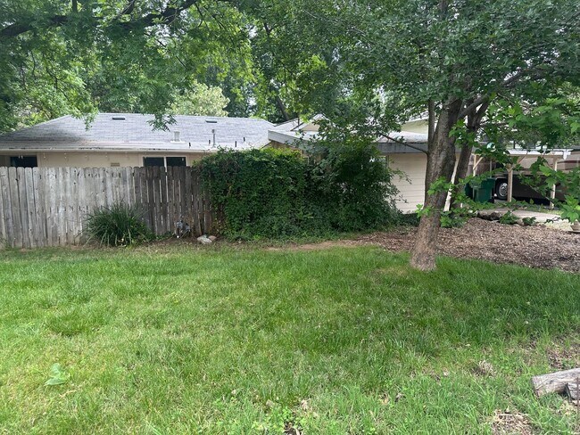 Building Photo - 2 BR w/ Bonus Room/Office