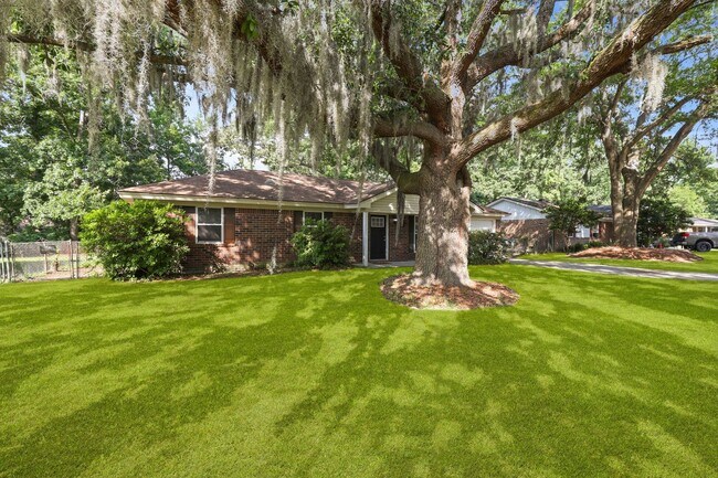 Building Photo - Settle Into Comfort in This Charming 3-Bedroom Home in Larchmont Estates