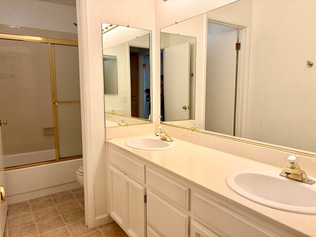 Building Photo - 600 Chandon Ct