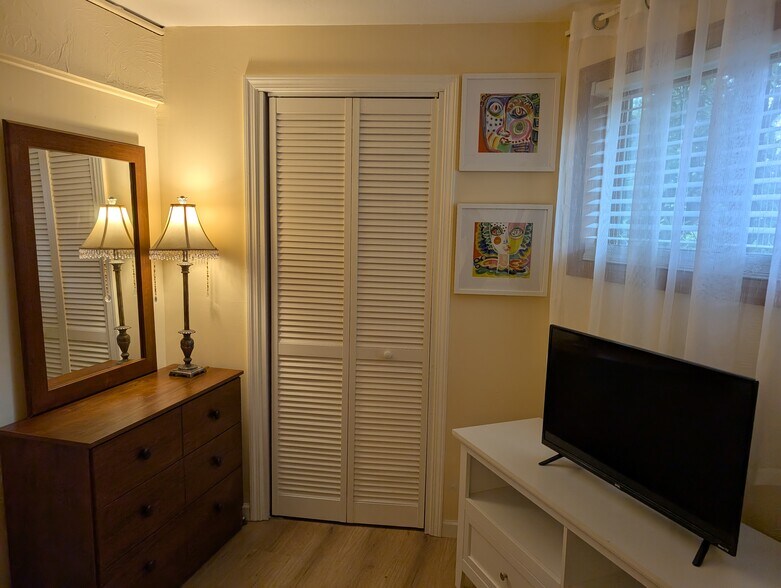 Room#3 - 12067 Gearhart Rd
