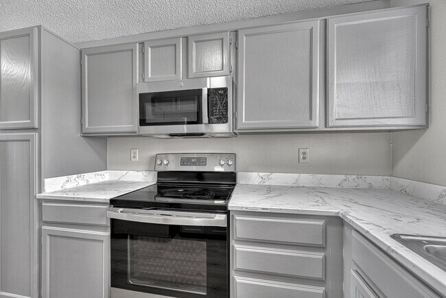 Building Photo - Updated 2 bed / 1 bath home in Lakewood!