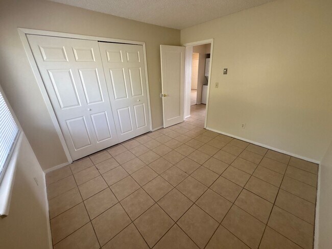 Building Photo - 2906 Straus Ln