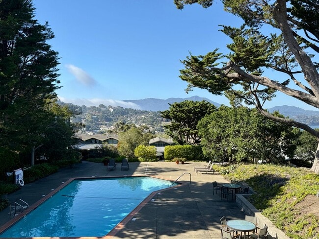 Building Photo - Top Floor Corner Unit Condo With Amazing V...